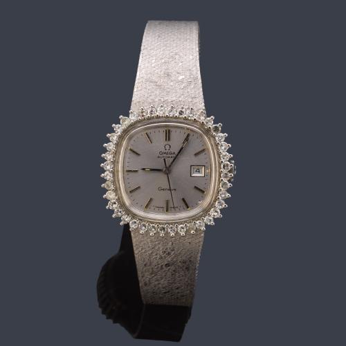 OMEGA de señora con caja y brazalete en oro blanco de 18 K con orla de brillantes.
