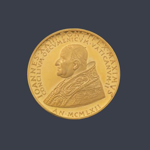 Moneda conmemorativa Juan XXIII en oro amarillo de 22 K. Con estuche y documentación.