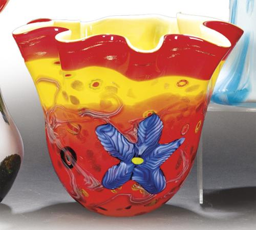 Jarrón de cristal de Murano con boca rizada y decoración de molti fiori y flores en relieve.
