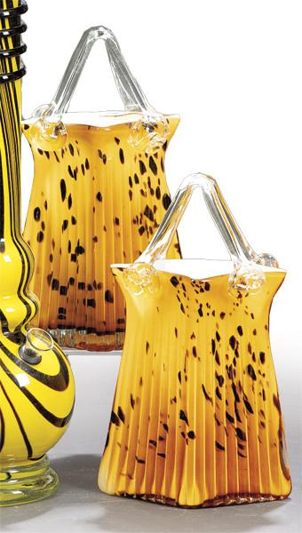 Pareja de jarrones en forma de bolsos de cristal de Murano con interior opalina y exterior en ámbar con manchas negras.