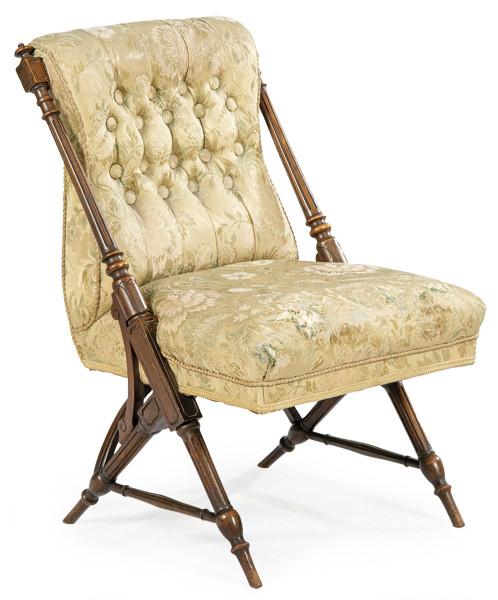 Butaca en madera de roble tallada y torneada con tapicería de seda adamascada y respaldo capitoné (algunas faltas).