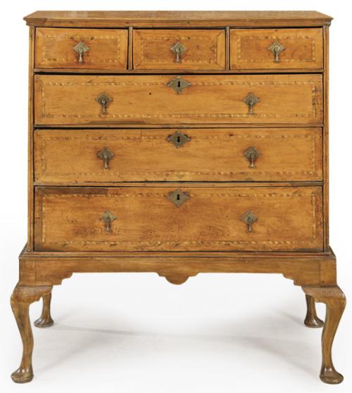 Chest on stand Reina Ana en madera de nogal, con marquetería de motivos geométricos en boj. Inglaterra, principios S. XVIII y posterior