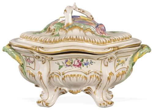 Sopera estilo Luis XV en loza modelada, pintada y esmaltada de Veuve Perrin, con decoración de flores y hortalizas en la tapa. Marca VP en la base.