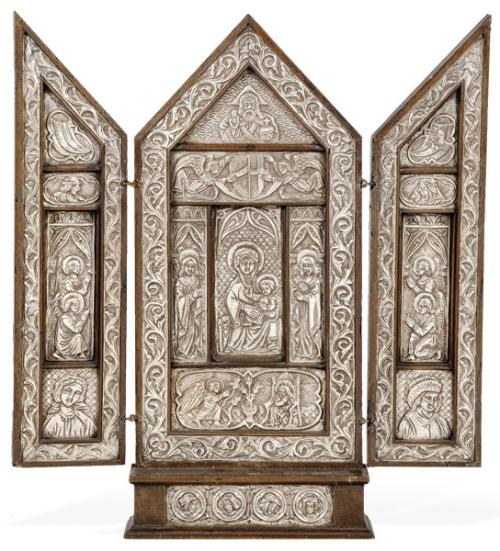 Tríptico de madera de nogal y plata repujada y cincelada, España primera mitad S. XX