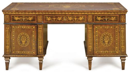 Mesa de escritorio estilo neoclasico, con tablero rectangular sobre dos pedestales con puertas abatibles. En madera de caoba, palosanto y maderas finas, con decoración de marquetería de motivos vegetales. Holanda, S. XX