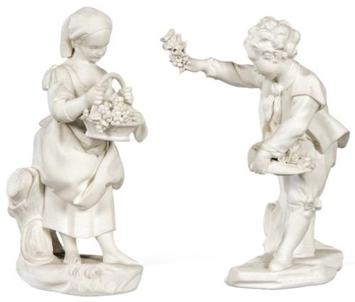 Pareja de figuras en porcelana de biscuit de Sèvres. "La pequeña vendimiadora" y "El portador de corona". Con marca F de Etienne-Maurice Falconet, siguiendo modelos de François Boucher. 