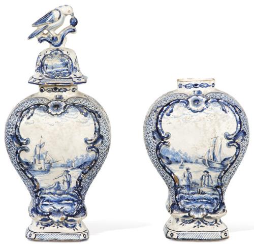 Pareja de jarrones en cerámica de Delft pintada y esmaltada en azul cobalto. Decorado por una escena marina en cartela, acompañada de motivos vegetales. Uno de ellos con tapa rematada por un ave.