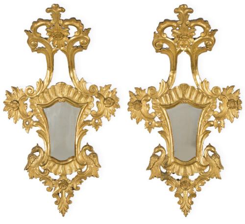 Pareja de cornucopias en madera tallada, calada y dorada.