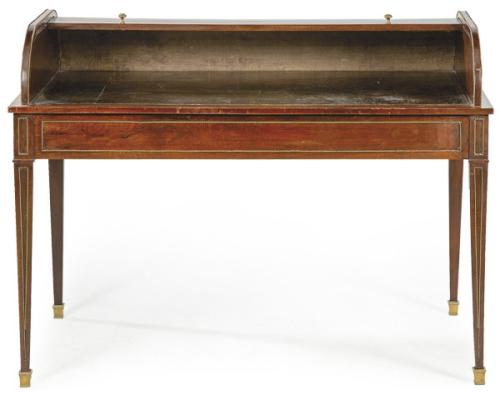 Bureau directorio en madera de caoba, con tapa de persiana que al abrirse descubre un escritorio interno con tapa de cuero negro gofrado. Sobre patas de estípite con monturas de bronce