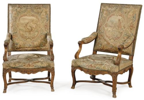 Pareja de sillas con brazos estilo Regencia en madera de nogal tallado, con respaldo y asiento tapizados con telas Aubusson.Francia, finales S. XIX