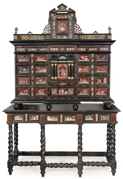 Bargueño estilo Carlos II en madera de nogal, madera ebonizada, placas de carey, hueso y aplicaciones de bronce. Decorado con escenas del Quijote en hueso.