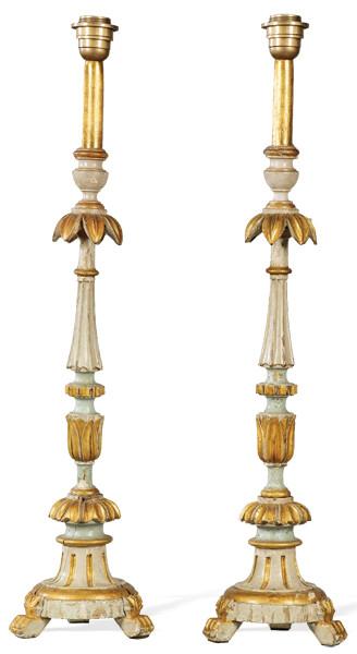 Pareja de lámparas de mesa realizadas con hacheros de madera tallada, pintada y dorada, España h. 1800.