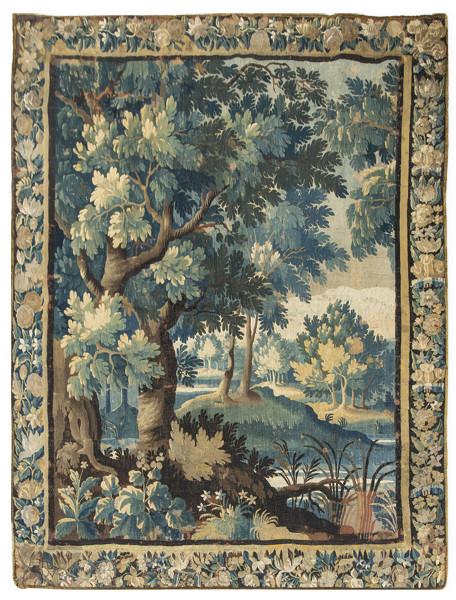 Tapiz Verdure de la manufactura de Aubusson, época Luis XV. en lana representando un paisaje con aves. Enmarcardo por una cenefa de flores y frutas.