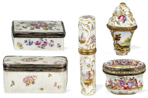 Lote de cinco cajas de esmalte y porcelana pintadas montadas en plata, algunas punzonadas S. XVIII.