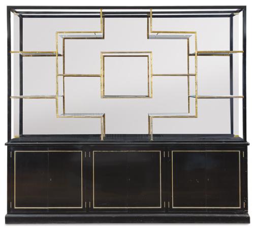 Aparador estantería en madera lacada en negro y dorada, con aplicaciones de latón y baldas de cristal.