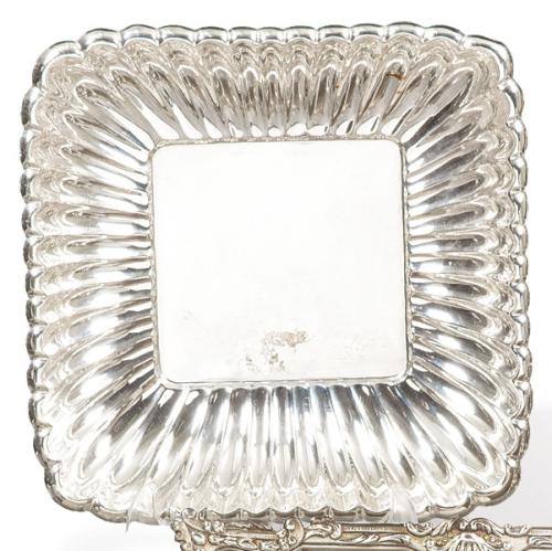 Centro de mesa cuadrangular de plata con etiqueta comercial de J. Pérez Fernández.