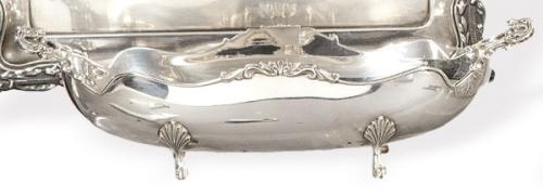 Centro de mesa abarquillado de plata punzonada Ley 800.