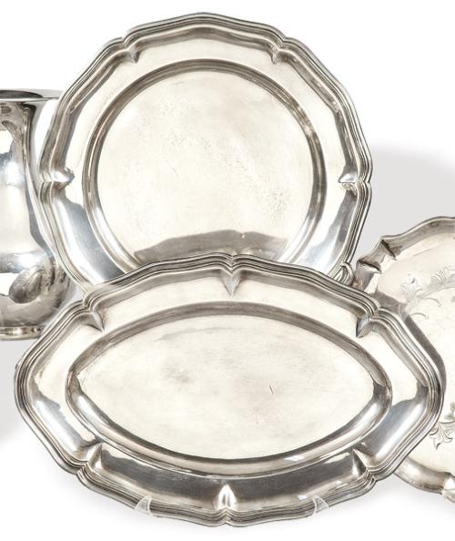 Dos bandejas de servir una oval y otra circular de plata española punzonada 1ª Ley.