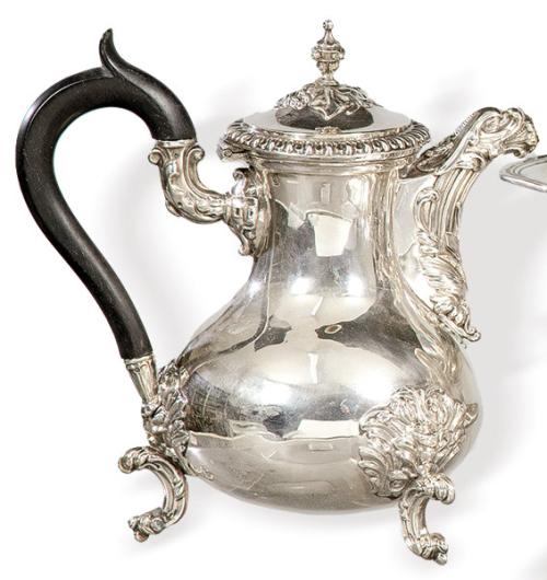 Cafetera de plata francesa punzonada Ley 950 con marca de orfebre frustra S. XIX.