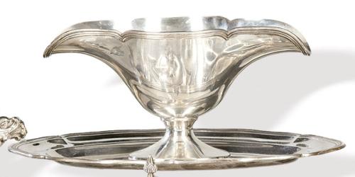 Salsera con bandeja oval de plata española punzonada Ley 916 de Dionísio García, pp. S. XX.