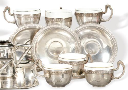 Juego de seis tazas con sus platos de plata española punzonada Ley 916 de Matilde Espuñes con marca comercial de C. Peña pp. S. XX