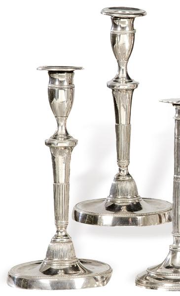 Pareja de candeleros neoclásicos de plata española punzonada J. FEIXOO, posiblemente se trate de FEI/XOO Santander, marcador de último tercio del S. XVIII.