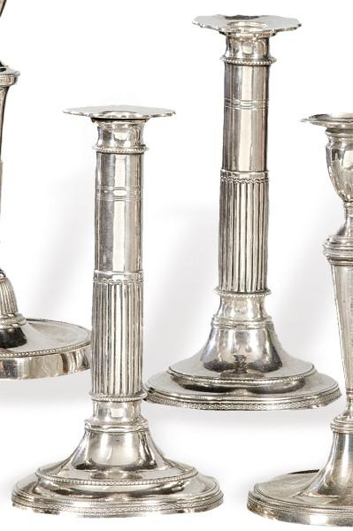 Pareja de candeleros neoclásicos de plata española sin punzonar h. 1800.