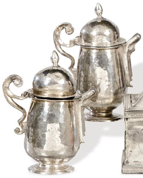 Pareja de vinajeras de plata española siglo XVIII.