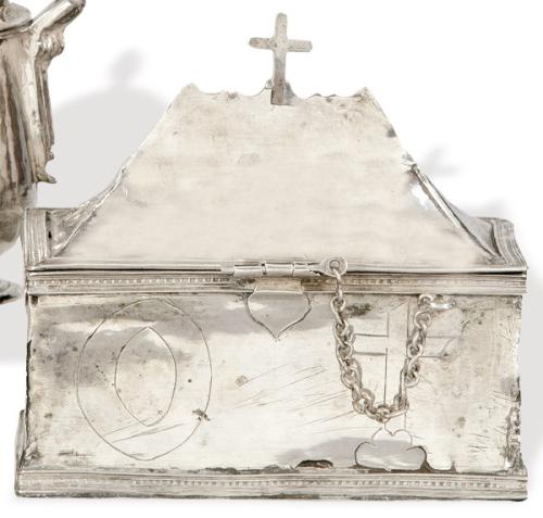 Crismera de plata española punzonada posiblemente Palencia con marcas de orfebre y marcador ilegibles ff. S. XVI.