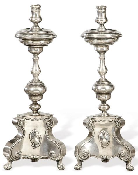 Pareja de candeleros de altar de plata española punzonada de Blas Amat Lázaro (1708-1788) y Nicolás Cárdenas fiel contraste, Sevilla segunda mitad S. XVIII.