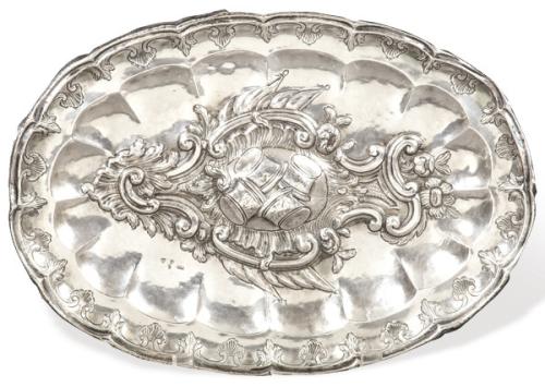 Gran bandeja rococó de plata española punzonada de Joseph Espejo y fiel contraste de Juan de Luque y Leiva, Córdoba 1779.