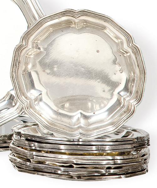 Doce platos de pan de plata española punzonada 1ª Ley, 6 de Durán y 6 de Matilde Espuñes con diferentes modelos.