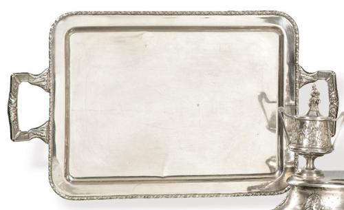 Bandeja rectangular de dos asas de plata española punzonada 1ª Ley con marca comercial de Pérez Fernández.