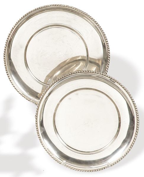 Dos bandejas de plata circulares de plata española punzonada 1ª  Ley de Montejo con marca comercial de Agruña.