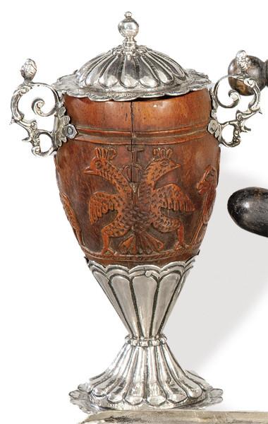 Coco chocolatero tallado y montado en plata, colonial español S. XVIII.