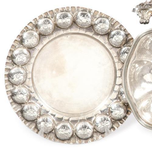 Plato de plata española punzonada Ley 916 con medallones en relieve pp. S. XX.