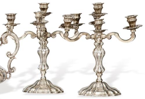 Pareja de candelabros de plata española punzonada 1ª Ley de Montejo, con marca comercial de Agruña.