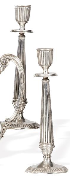 Pareja de candeleros de plata española punzonada 1ª Ley con vástago, mechero y pie estriados.