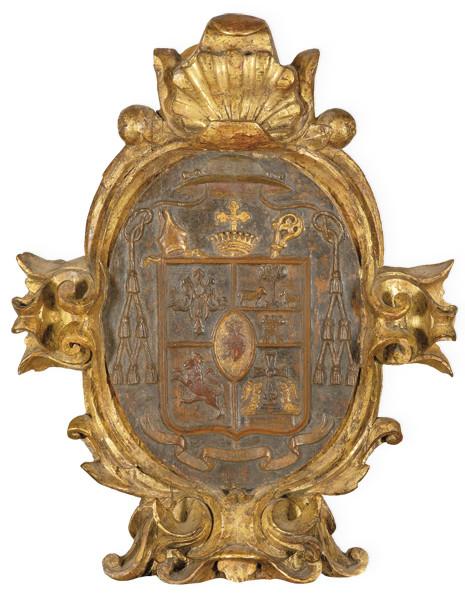 Escudo de madera tallada, policromada y dorada
