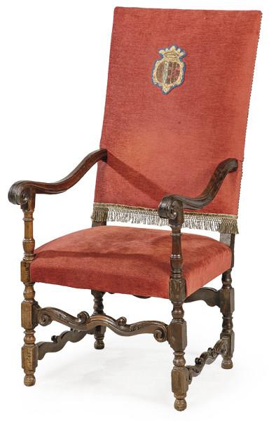Butaca Luis XIV en madera de nogal con brazos terminados en volutas y chambranas torneadas.