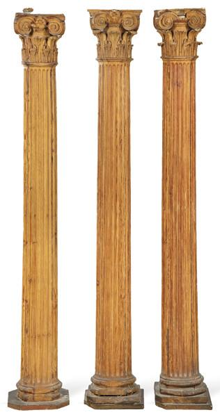 Juego de tres columnas compuestas, neoclásicas de madera tallada, en su color, España último tercio S. XVIII.