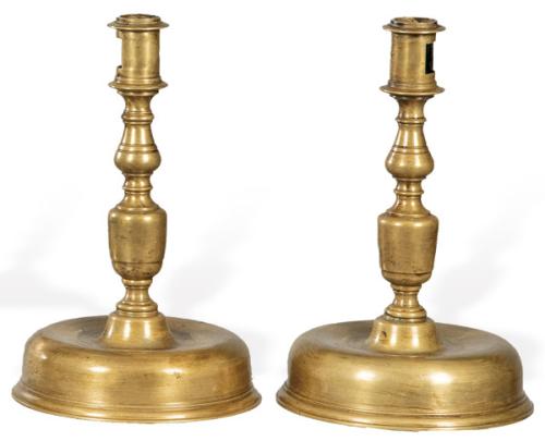 Pareja de candeleros de bronce dorado, España S. XVII.
