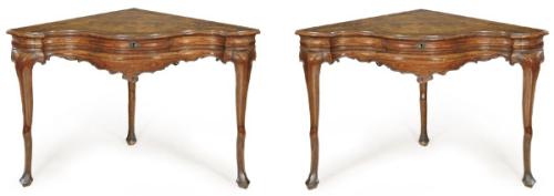 Pareja de consolas Don Joao, en esquina, con tapa de perfil sinuoso en madera de palosanto con decoración tallada.