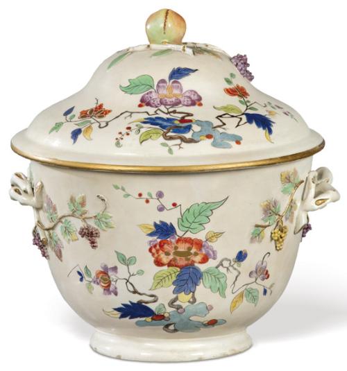 Sopera o legumbrera en pasta tierna barnizada y pintada.