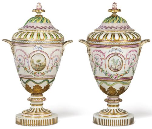 Pareja de tibores de la Real Fábrica de Buen Retiro en pasta tierna pintada. Marca de flor de lis en la base.