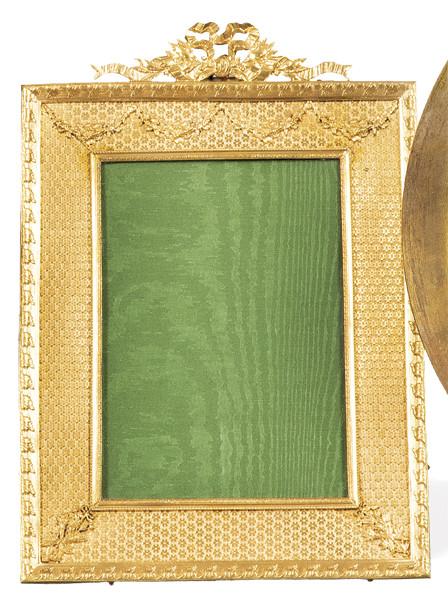 Portaretratos de mesa de estilo Luís XVI de bronce dorado, Francia ff. S. XIX.