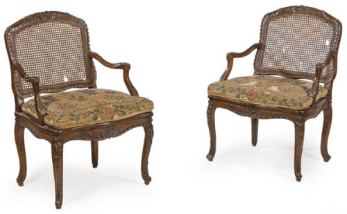 Pareja de butacas Luis XIV a la reina en madera de nogal tallado, con respaldo y asiento en rejilla, cojín con tapicería aubusson.