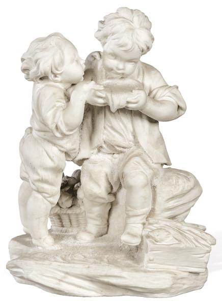 "Niños bebiendo leche" en porcelana de biscuit de Sévres. Con marca X, atribuido a Etienne-Maurice Falconet.