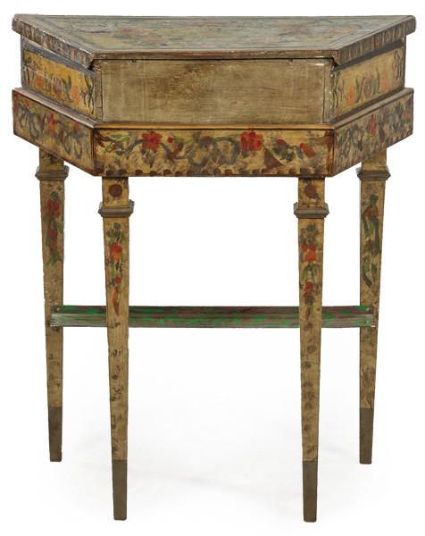 Mueble auxiliar neoclásico, con tapa trapezoidal, abatible con compartimento interior, sobre patas en estípite, en madera pintada con decoración vegetal. S. XIX