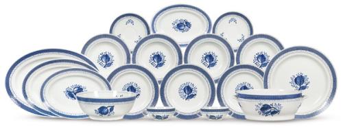 Vajilla en porcelana blanca decorada con motivos vegetales realizados en azul cobalto de Royal Copenhagen. Modelo Fajance. Total de piezas